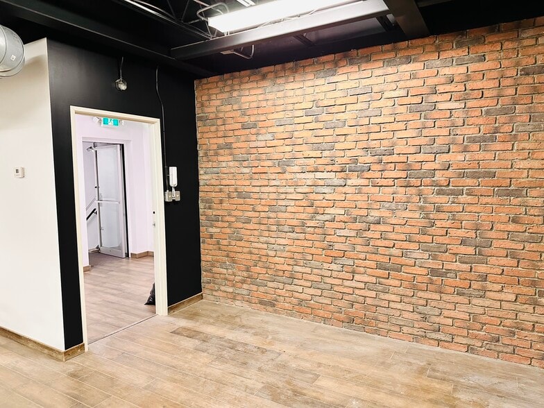 More Photos Of 391 Bank St, Ottawa Storefront Retail Office For Sale