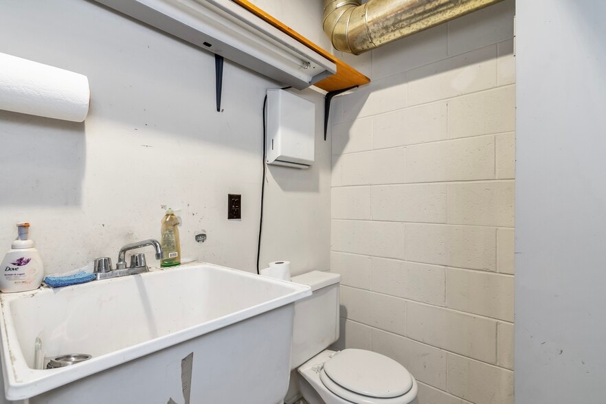 More Photos Of 1794 Bridge St, Dracut Storefront For Sale