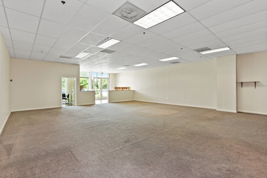 More Photos Of 4229 Lafayette Center Dr, Chantilly Business Park For Lease