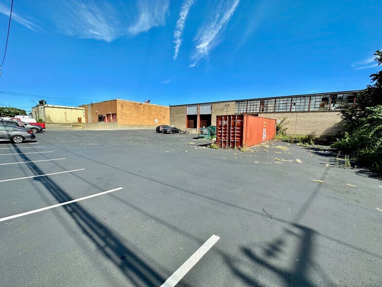 More Photos Of 219 S Service Rd, Plainview Warehouse For Lease