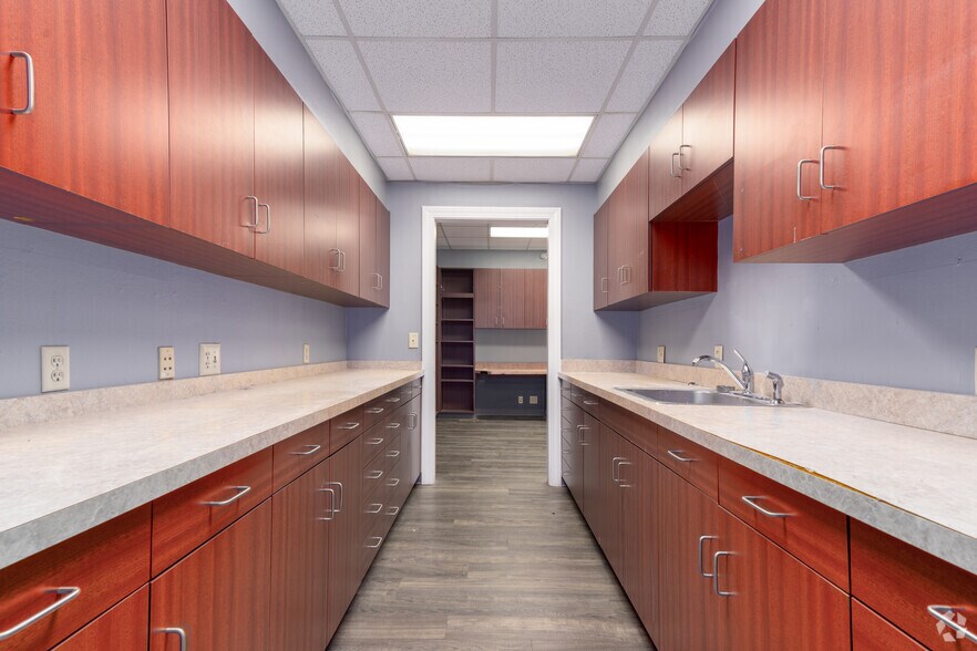 More Photos Of 1220 Washington Ave, Evansville Medical For Sale