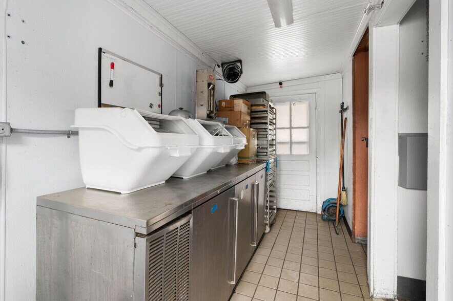 More Photos Of 17 S Main St, Brooklyn Freestanding For Sale