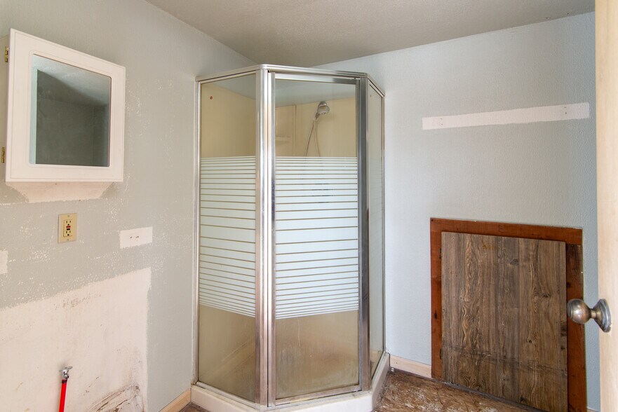 More Photos Of 219 E Main St, Bannister General Retail For Sale