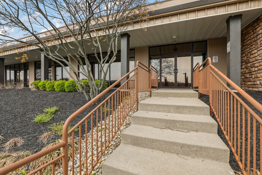 More Photos Of 60 Overbrook Dr, Monroe Flex For Sale