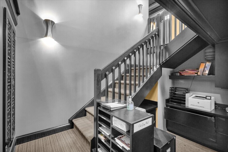 More Photos Of 426 Warren St, Reading Office For Sale