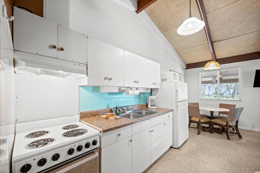More Photos Of 1485 Lakeview Dr, Deland Hotel For Sale