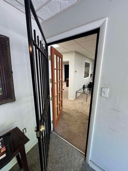 More Photos Of 4414 Pennwood Rd, Brentwood Flex For Sale