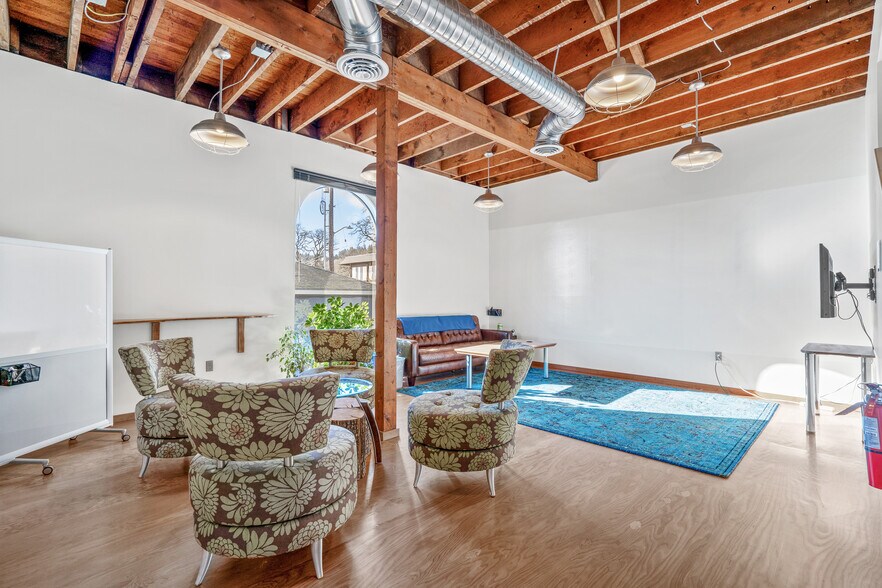 More Photos Of 4540 SW Kelly Ave, Portland Office For Sale