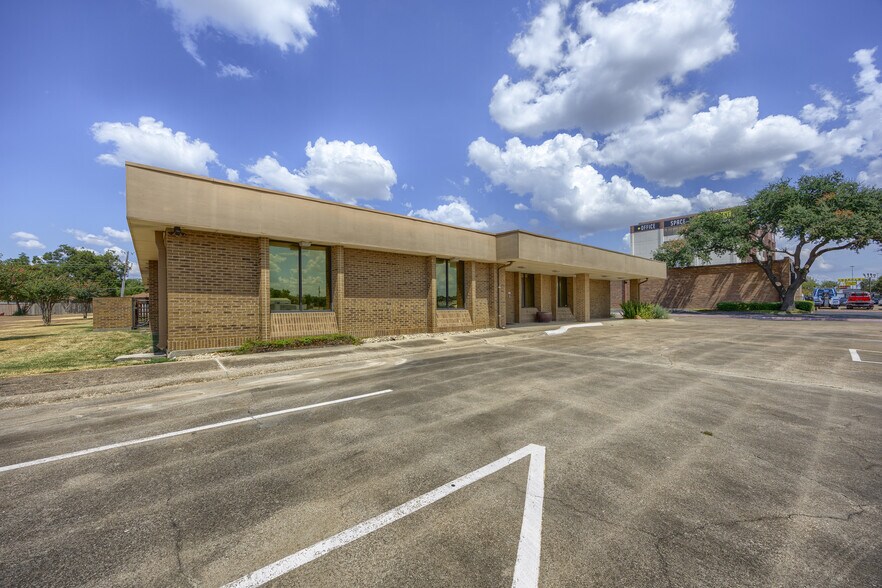 More Photos Of 8001 E R L Thornton Fwy, Dallas Office For Sale