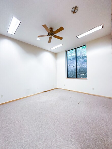 More Photos Of 8100 Ohio River Blvd, Emsworth Office For Lease