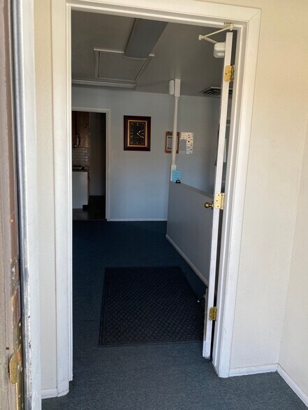 More Photos Of 1455-1463 W Center St, Orem Showroom For Lease