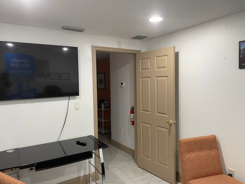More Photos Of 8810 Commodity Cir, Orlando Showroom For Lease