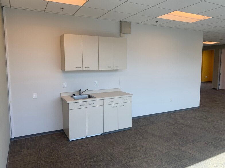 More Photos Of 861-881 Parkview Dr N, El Segundo Office For Sale