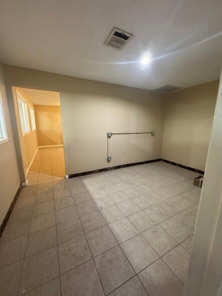 More Photos Of 130 E Zavalla, San Antonio Warehouse For Lease