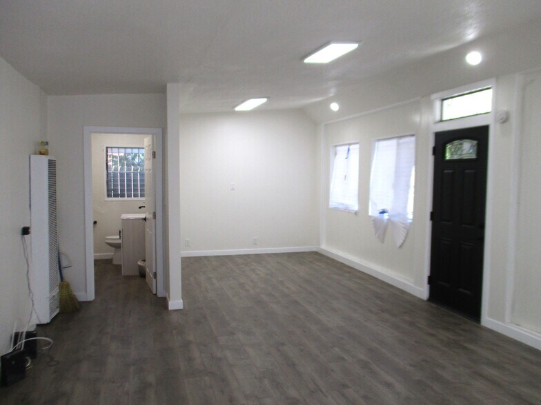 More Photos Of 9900-9904 S Central Ave, Los Angeles Schools For Lease