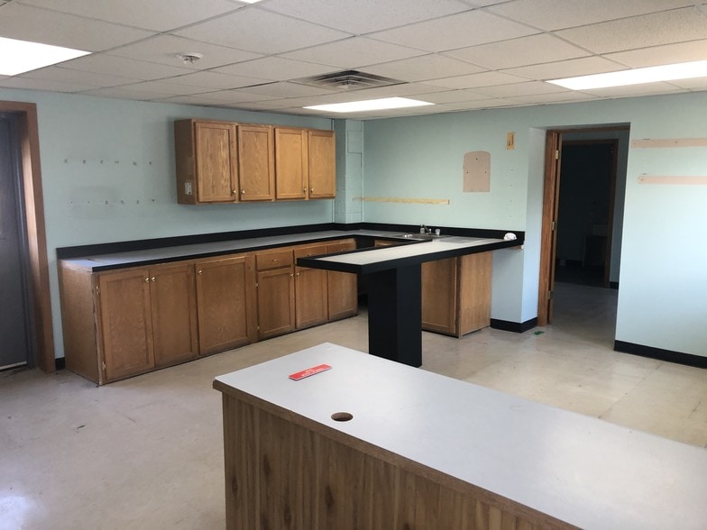 More Photos Of 7947 Southeastern Ave, Indianapolis Loft Creative Space For Sale