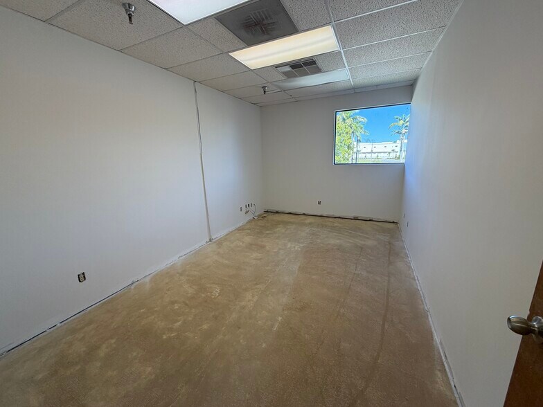 More Photos Of 355 Hiatt Dr, Palm Beach Gardens Showroom For Lease