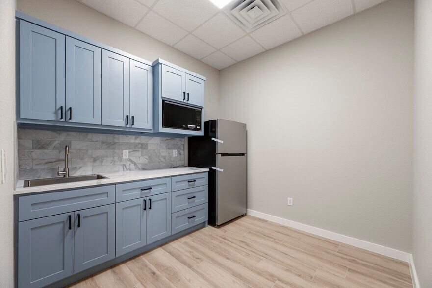 More Photos Of 17985 Shaw Rd, Cypress Office For Sale