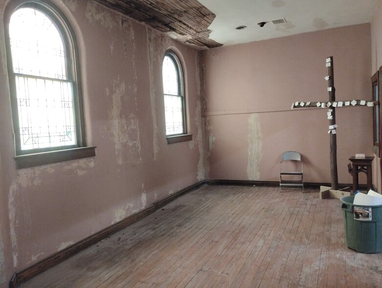 More Photos Of 906 Elm St, Coffeyville Religious Facility For Sale