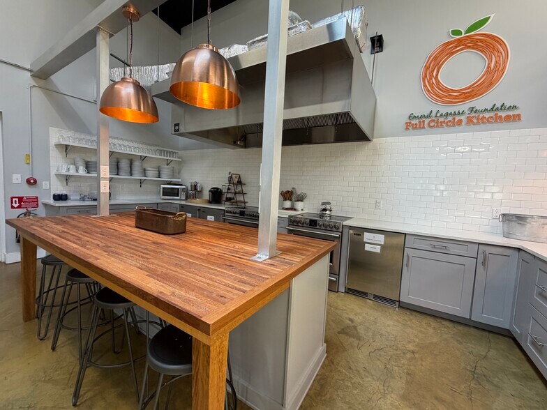 More Photos Of 132 Market St, Santa Rosa Beach Warehouse For Sale