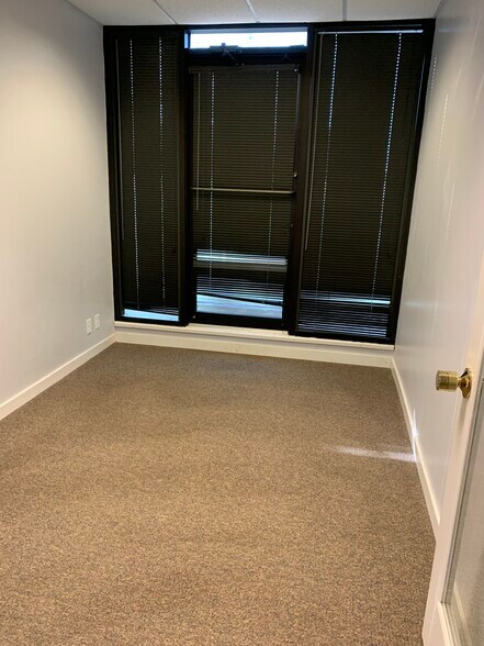 More Photos Of 8761 Perimeter Park Blvd, Jacksonville Office For Lease