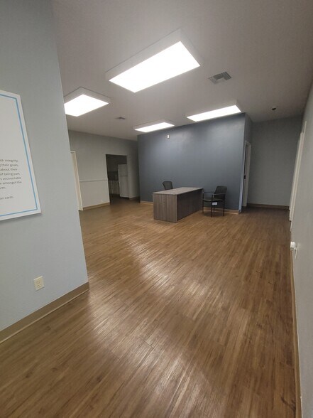 More Photos Of 215 Dalton Dr, DeSoto Office Residential For Lease