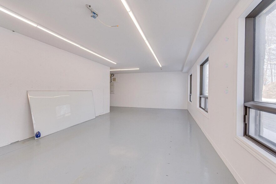 More Photos Of 1695 Rue Atmec, Gatineau General Retail For Sale