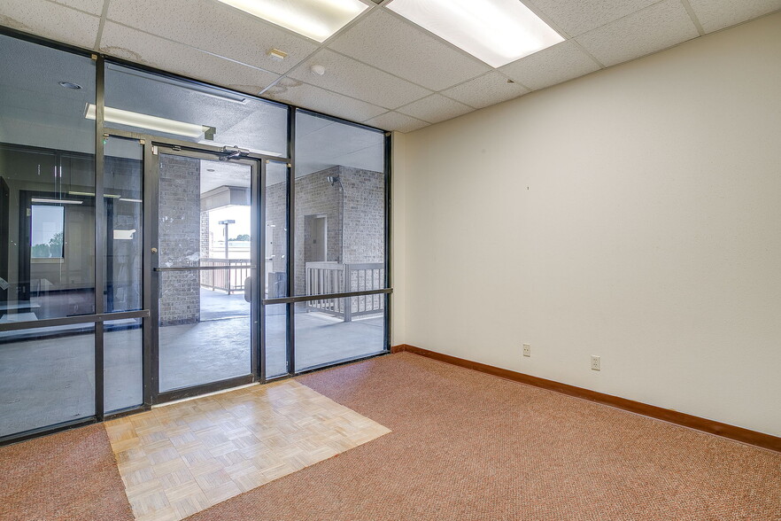 More Photos Of 5801 Curzon Ave, Fort Worth General Retail For Lease