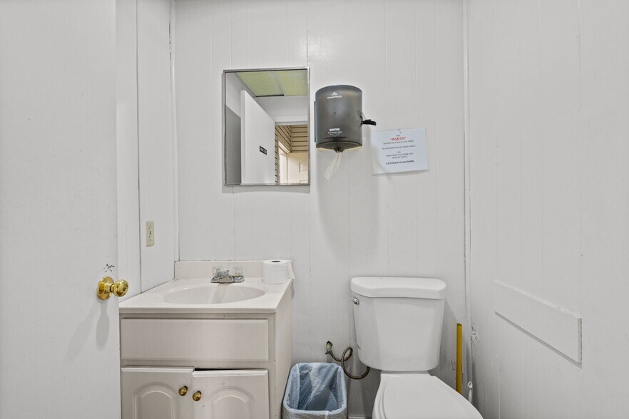 More Photos Of 476 N Main St, Clinton General Retail For Sale