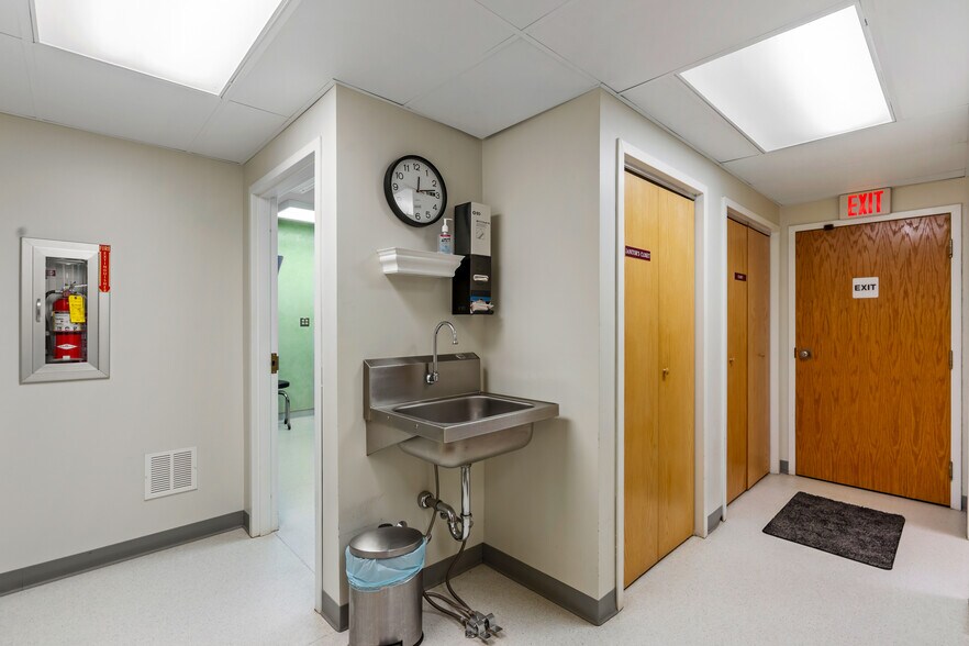 More Photos Of 85 Church St, Middletown Medical For Sale