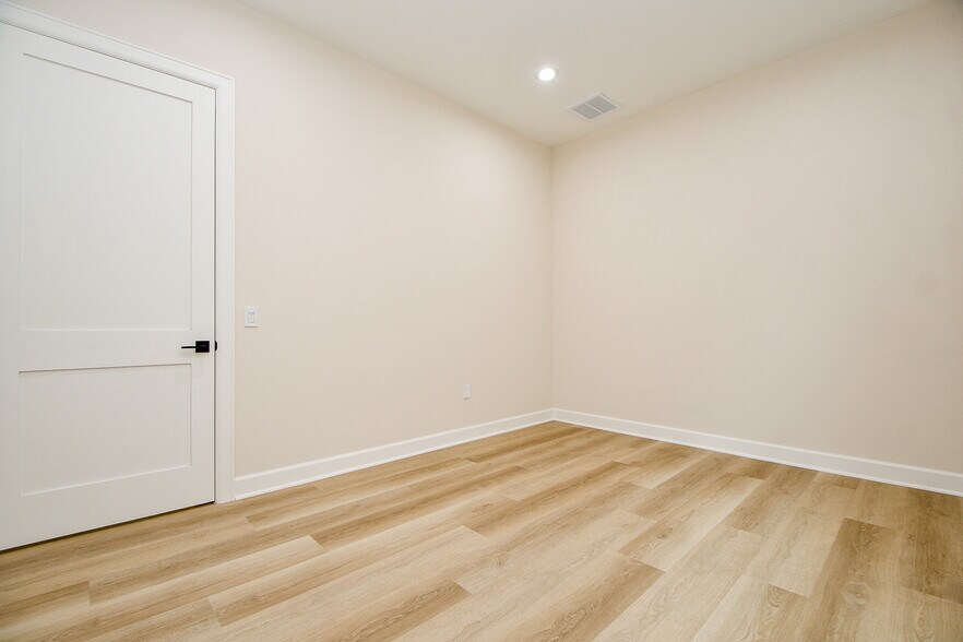 More Photos Of 1325 Main St, Katy Office For Lease