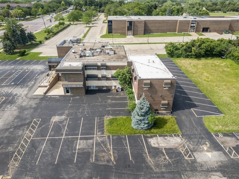 More Photos Of 281 Waukegan Rd, Northfield Freestanding For Sale