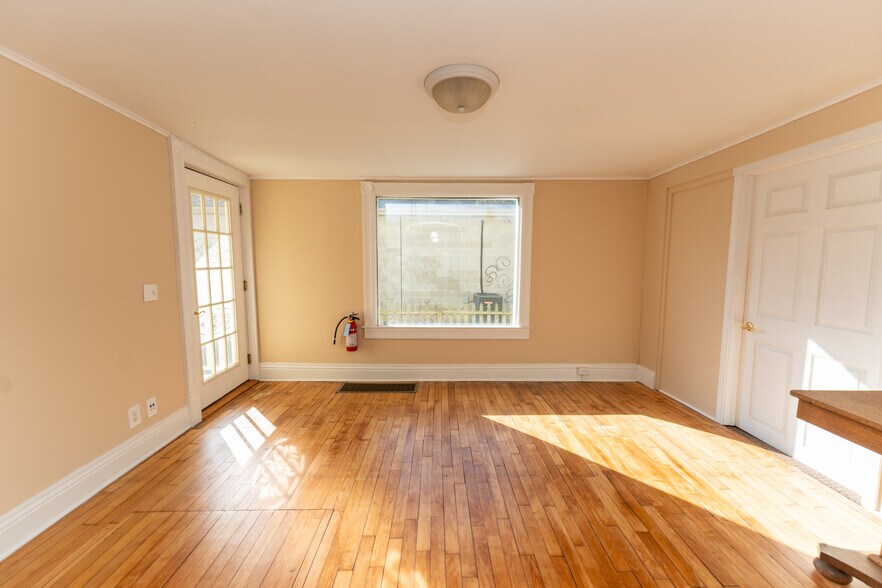 More Photos Of 218 S Washington St, Mt Pleasant Office For Sale