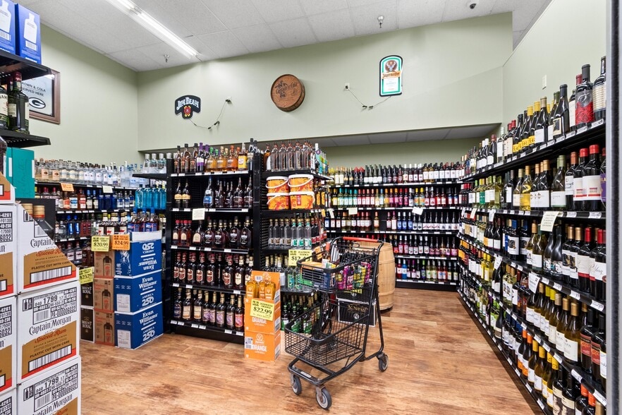 More Photos Of 2330 Menasha Ave, Manitowoc Supermarket For Sale