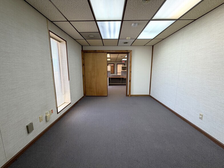 More Photos Of 305 N Mason St, Carrollton Office For Sale