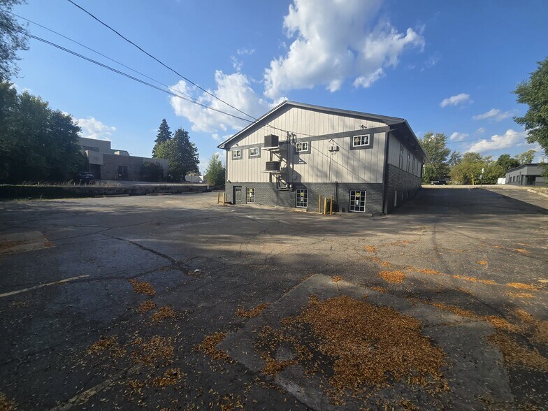 More Photos Of 1095 W Huron St, Waterford Medical For Lease