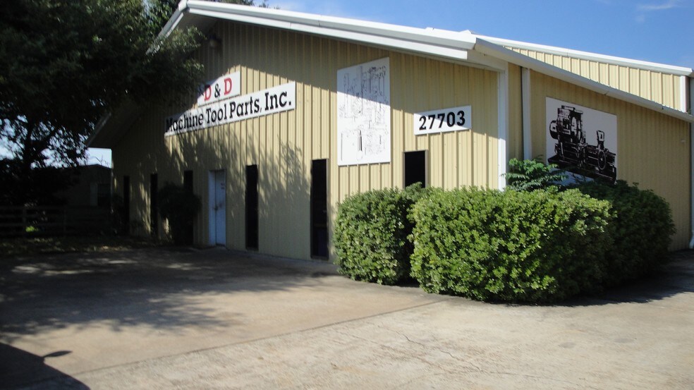 More Photos Of 27703 Calvert Rd, Tomball Warehouse For Lease