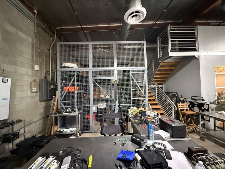More Photos Of 620-624 N Victory Blvd, Burbank Warehouse For Lease
