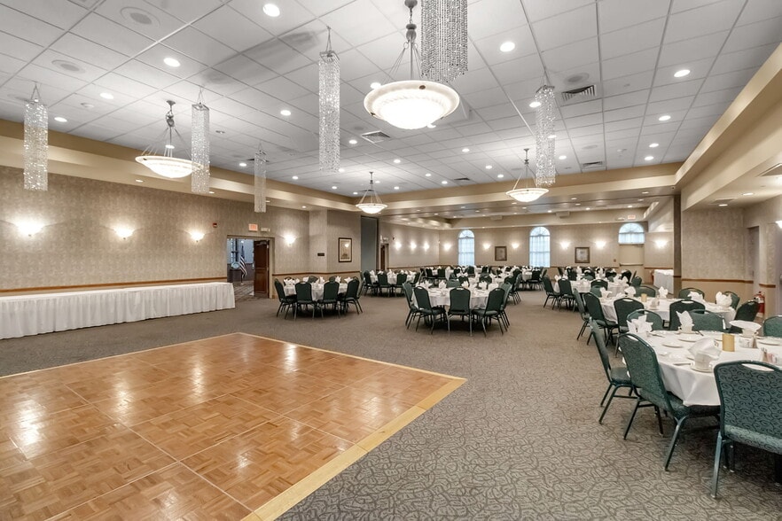 More Photos Of 672 Wehrle Dr, Buffalo Restaurant For Sale