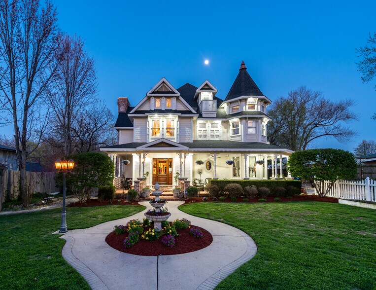 More Photos Of 306 N Main St, Bentonville Hospitality For Sale