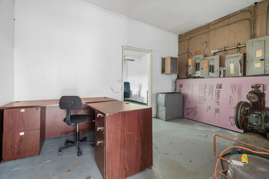 More Photos Of 1204 Erie Ave SW, Navarre Truck Stop For Lease