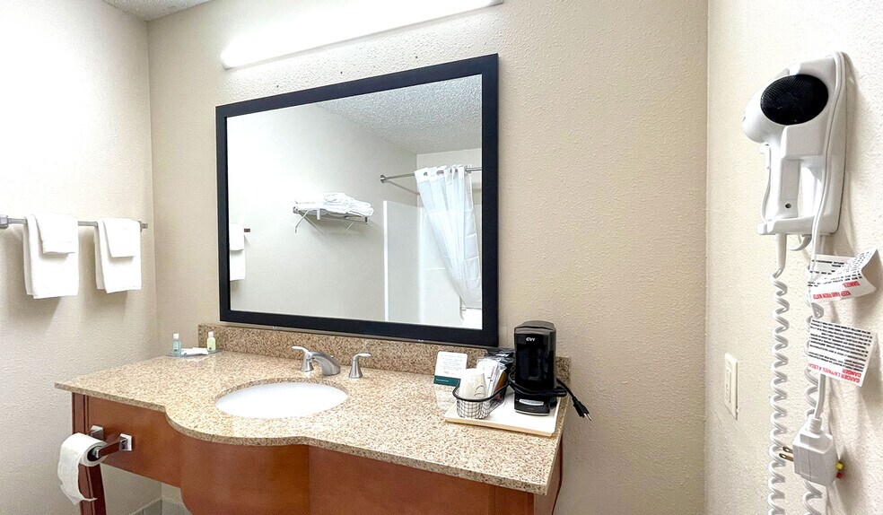 More Photos Of 717 E Bannerman Ave, Redgranite Hotel For Sale