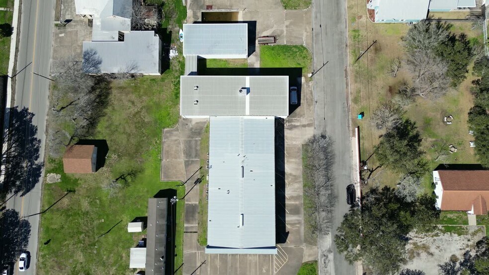 More Photos Of 107 E Austin St, Port Lavaca Distribution For Sale