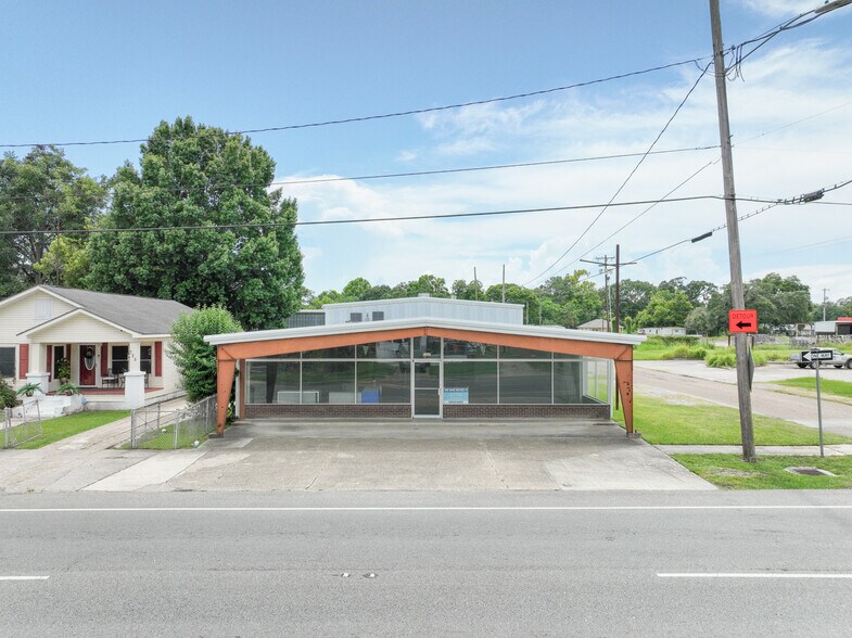 More Photos Of 729 W Saint Peter St, New Iberia Showroom For Sale