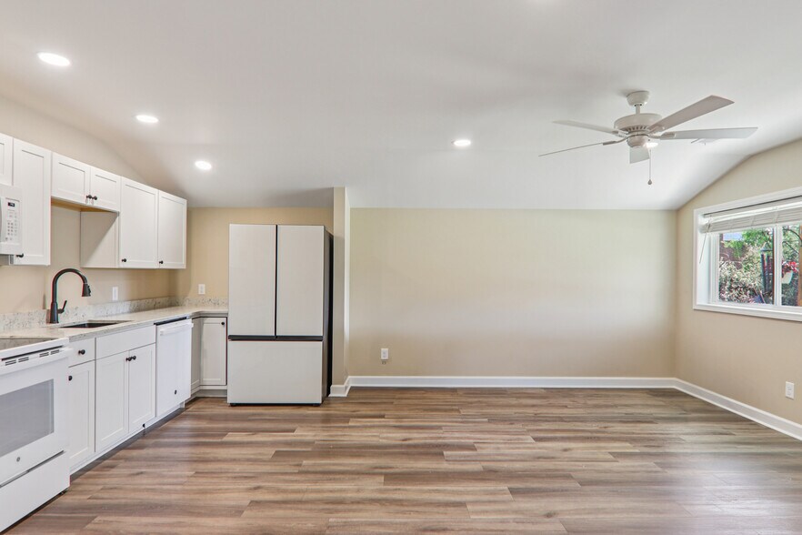 More Photos Of 111 W Crawford St, Landrum Flex For Sale