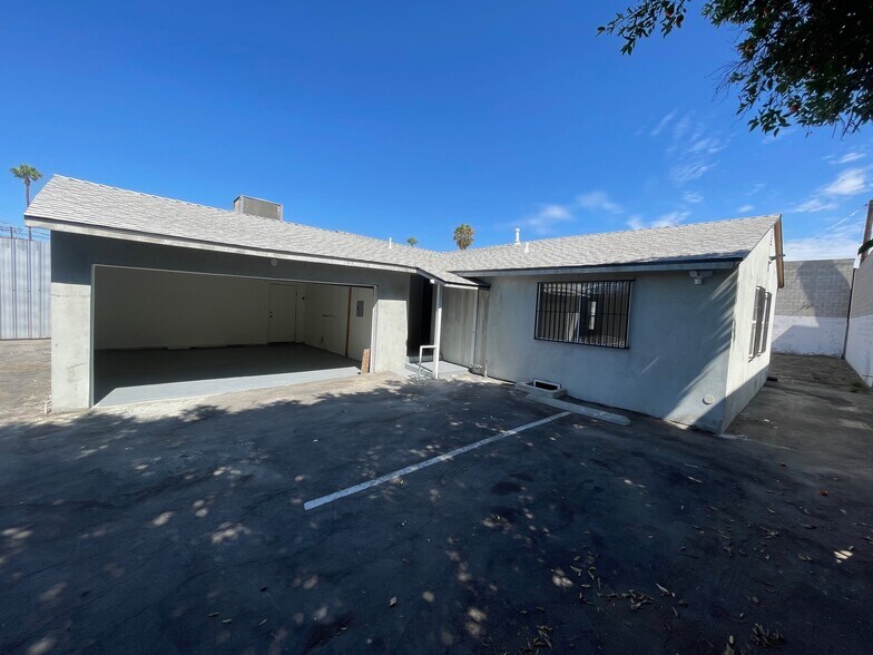 More Photos Of 16123 Wyandotte St, Van Nuys Service For Lease