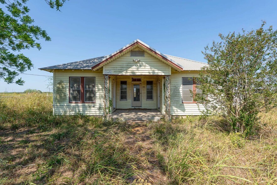 More Photos Of 992 FM 81, Goliad Warehouse For Sale