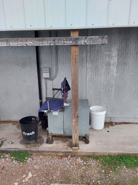 More Photos Of 101 Caldwell St, Paris Restaurant For Lease