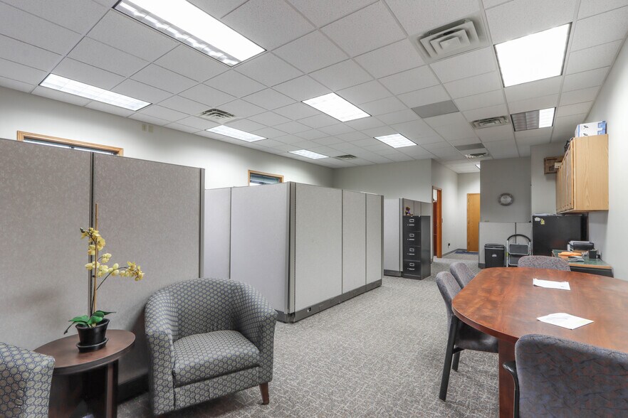 More Photos Of 10208 Park Plz, Rothschild Office For Lease