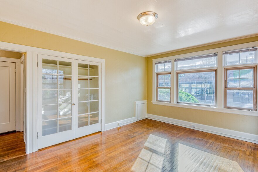More Photos Of 4025 SE Hawthorne Blvd, Portland Apartments For Sale